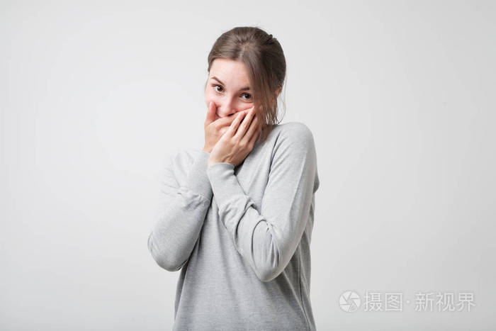 可爱和感性的白种女性害羞, 手靠近下巴和微笑诱人