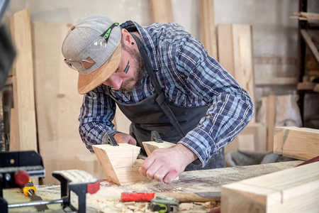 酒吧工具合经验的木匠在工作衣物和小付多少营业税所有者在木工车间