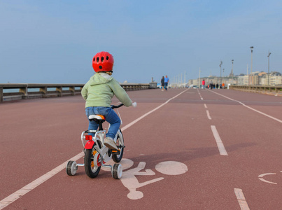 学骑自行车图片