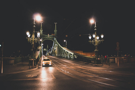 旧夜桥与空街城市城市景观概念与噪声污染和灯笼瞪