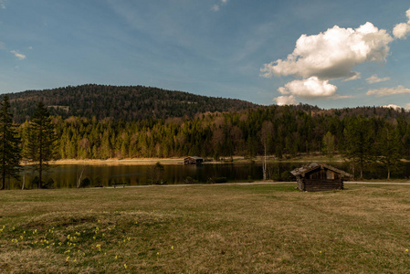 草地上的一些小屋, 前面的 Ferchensee