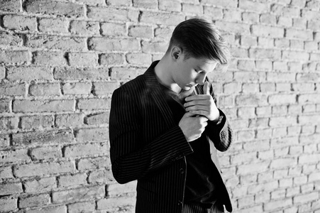 吸烟外国人忧郁图片