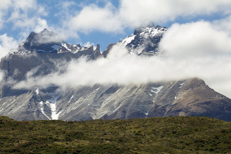 Cuernos 与典型的巴塔哥尼亚天气, 在智利南部的马加兰尼斯地区的托雷斯佩里国家公园, 从佩格兰德小屋的看法