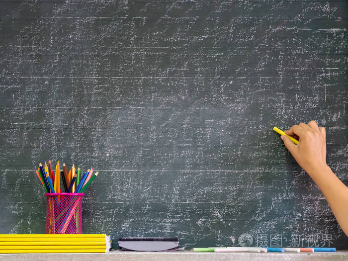 回到学校的概念.黑板前用文具和笔记本书写黑板上的手写文字