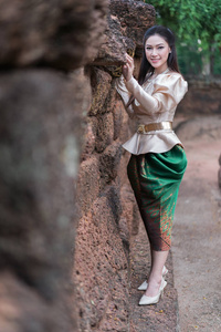 泰国传统服饰中的快乐美丽女人