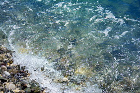 海盐波浪, 水覆盖沿海鹅卵石, 石头