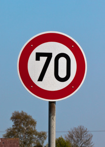 交通标志限速 70 对蓝蓝的天空照片