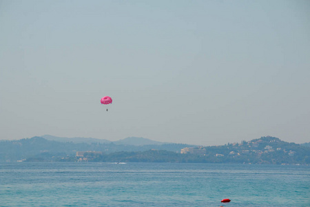 伞在欧洲海滩, 极限运动。游客伞, 在海上度假旅行者的流行娱乐。复制空间