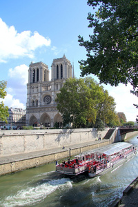 notre dame 和塞纳河船