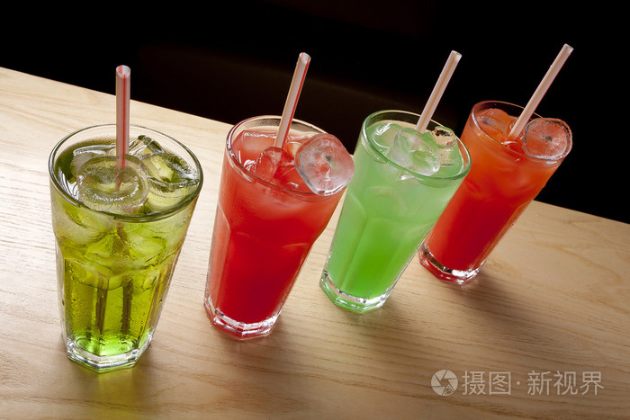 色彩缤纷的水果鸡尾酒在眼镜