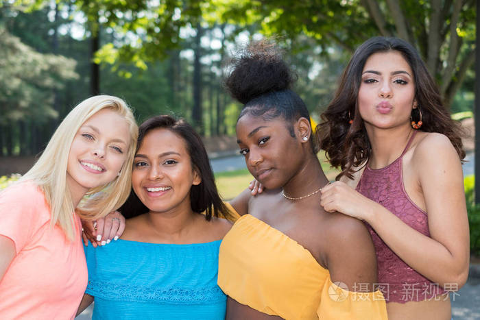一群年轻女性朋友一起共度时光