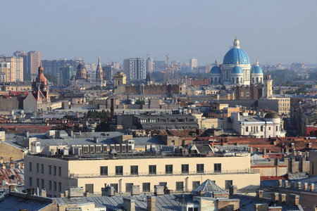 建筑屋顶景观风景。圣彼得堡的建筑。Izmaylovsky 大教堂三位一体大教堂圆顶