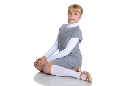 小女孩跪着照片