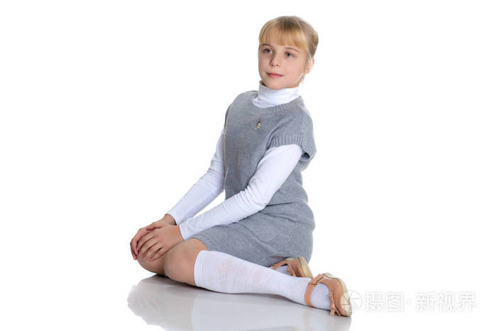 小女孩跪着