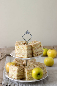 一块苹果蛋糕和苹果在一张木桌上。质朴风格, 选择性聚焦