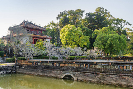 在越南色调的胡志明市的 Trung 上, 三座桥横跨湖的完美清晰度 胡志明市 和胡志明市 明亮的亭子 的风景景观