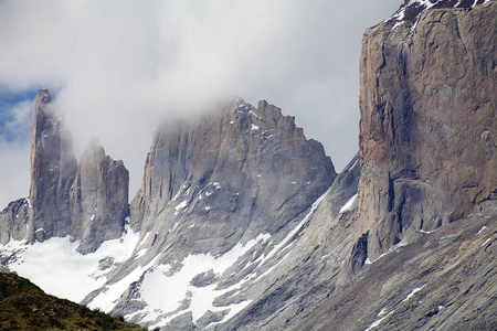 智利南部马加兰尼斯地区的托雷斯佩德国家公园典型的巴塔哥尼亚天气