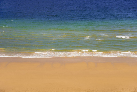 阳光照亮金色的海滩和蓝绿色的海沿赛特海岸之间普尔和伯恩茅斯
