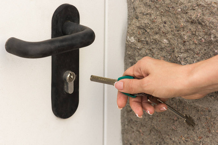 用钥匙打开锁图片