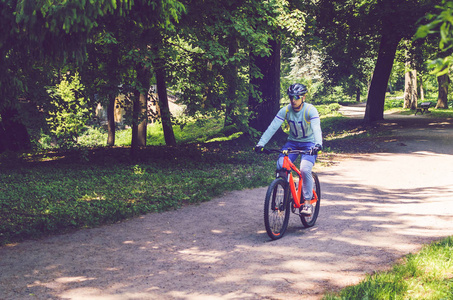 自行车在公园的橙色自行车骑在头盔