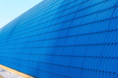 从蓝色瓷砖透视墙机库。大半圆大厦在生产基地