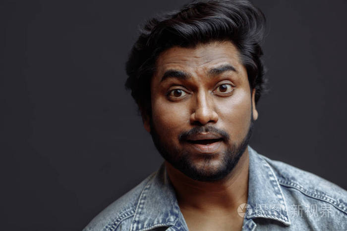 看到一个美丽的女孩后, 睁大眼睛的兴奋的人