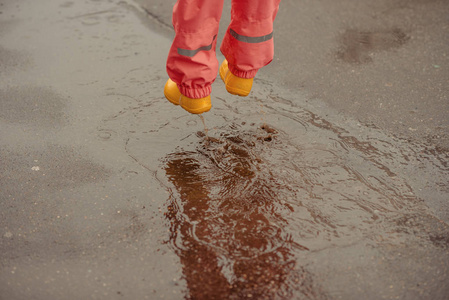 雨中奔跑图片