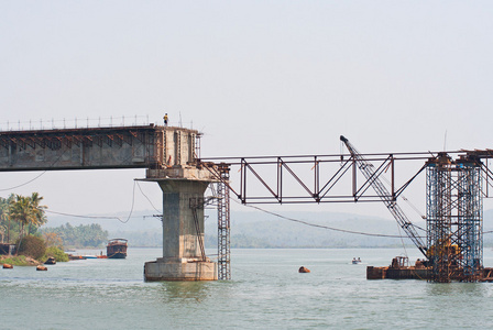 老铁路桥梁高速公路桥梁安全屏障日本在早晨盖了桥梁舟桥跨越 kumbh