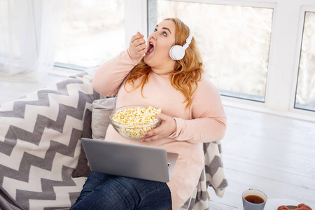 提醒胖女人吃很多爆米花