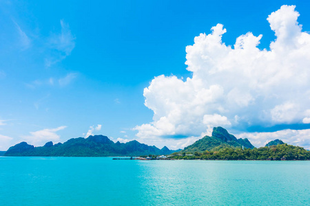 美丽的海和海洋与云彩在蓝天背景