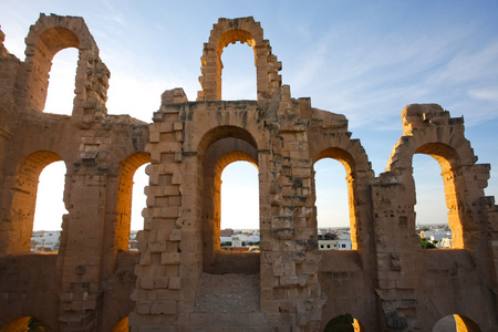 el djem 露天剧场拱门与日落