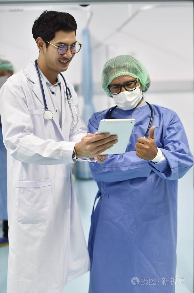 医生在工作制服医生的照片在急诊室咨询病人的情况