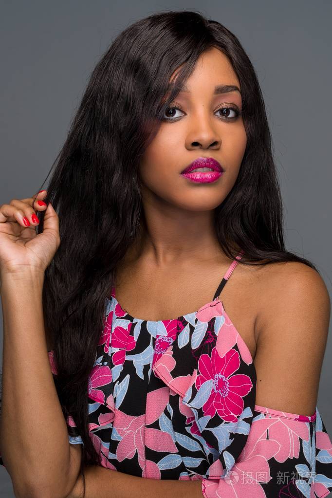 一个年轻美丽的非洲裔美国女人的肖像