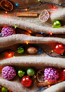 扫树叶圣诞装饰品与亚麻布