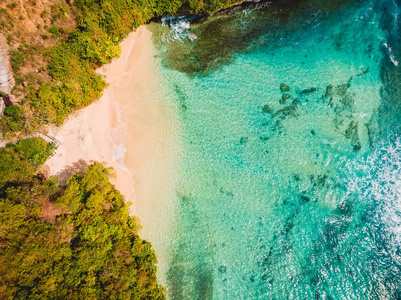 在巴厘岛, 假日海滩的热带海滩与水晶绿松的海洋鸟瞰