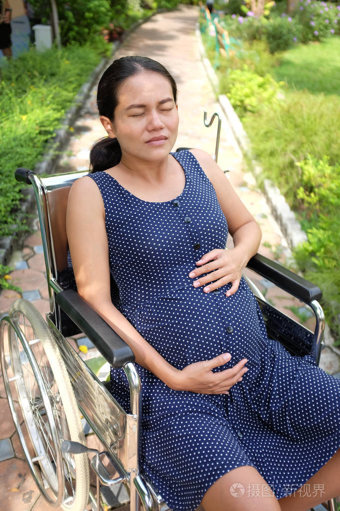 坐轮椅的孕妇腹部疼痛