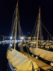 停泊在码头桑亨霍的帆船在晚上