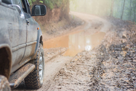 越野山路在雨季, 在泥泞的道路上驾驶一辆4x4 汽车, 越野旅行在山路