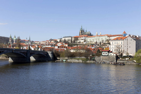 布拉格哥特式城堡与小镇之上河伏尔塔瓦河在晴朗的天, 捷克共和国