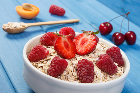 新鲜燕麦片或麦片与草莓和覆盆子在玻璃碗, 饮食观念, 健康的生活方式和营养