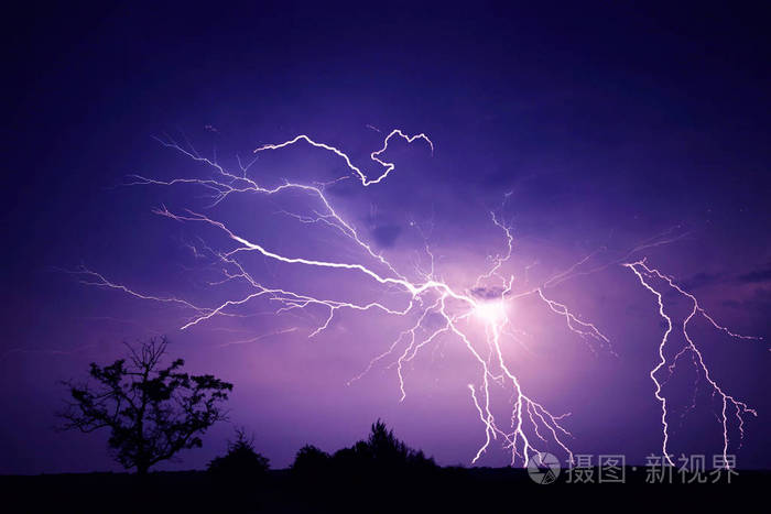 雷, 闪电和雨在风雨交加的夏夜照片-正版商用图片05f6lc-摄图新视界