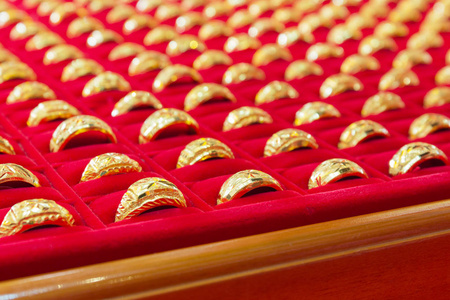 豪华金环红色法兰绒背景, 美丽的金牌是挂饰饰品亚洲风格