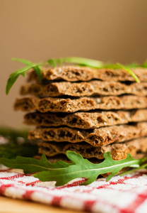 薄脆 ruccola 在红笼子里的桌布上