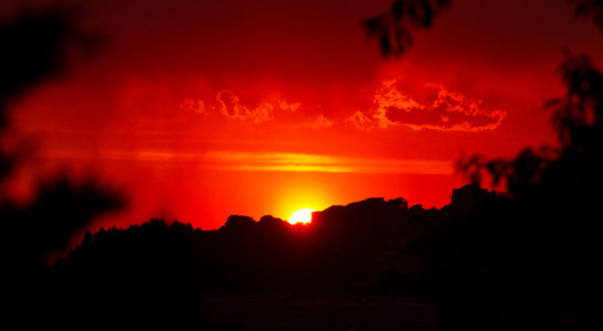 红色夕阳天空与戏剧性的云彩图片