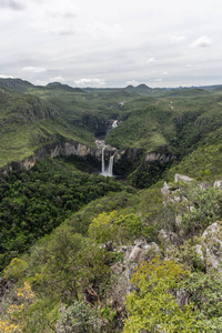 美丽的大瀑布的自然景观从米兰特大 Janela 窗口丽城 在 Chapada dos Veadeiros, 戈亚斯州, 巴西