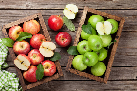 成熟的绿色和红色的苹果在木桌上。顶部视图