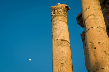 巴勒贝克的废墟。Phenicia 古城, 位于黎巴嫩因为河谷。雅典卫城与罗马遗骸。罗马塔被恢复, 月亮在天空中
