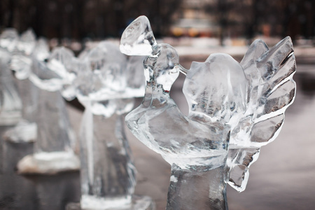 雕刻的雕塑的冷冻天使在冰图片