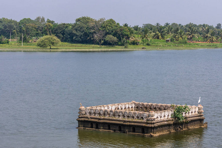 Manuganahalli, 卡纳卡, 印度2013年11月1日 Arkeshwara 寺部分淹没在 Kaveri 河。蓝色