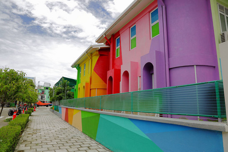 在马尔代夫胡乌玛勒的美丽的彩绘房子的看法。多彩的背景